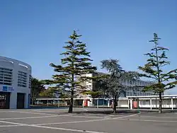On aperçoit une partie du cœur de la Cité scolaire : des volumes cylindriques s'opposent aux parallélépipèdes des bâtiments anciens.