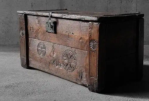 Coffre Savoyard traditionnel avec symbole des Lacs d'Amour ou Nœud de Savoie