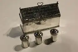 Coffret en argent en forme d emaisons, présenté avec trois flacons en argent.