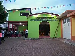 Photographie frontale de la Confrérie du Saint-Sacrement de l'Autel prise en 2017 lors de la célébration du Corpus Christi à Suchiapa, Chiapas, Mexique. Avec l'aimable autorisation de Mariela TC.