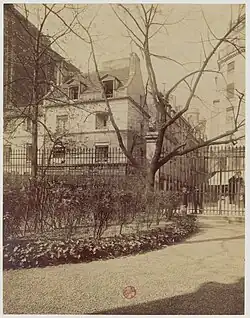 No&nbsp;26 : vue depuis les jardins du Petit Luxembourg en 1903 (photographie d'Eugène Atget).