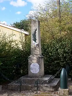 Le monument aux morts face à l'église (sept.&nbsp;2012).