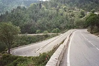 Vue de lacets sur le versant est.