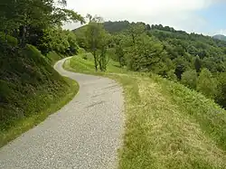 Les derniers hectomètres de l'ascension, après la dernière épingle. La route, comme souvent, est étroite.