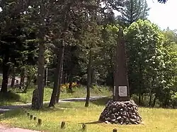 L'obélisque et le menhir à cupule.
