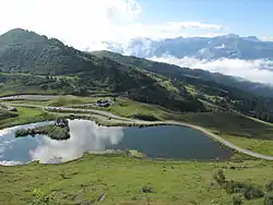 Le lac et plus loin le final de la route du versant sud.