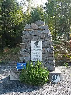Stèle en mémoire du chef de bataillon Edmond Verlet-Hanus.