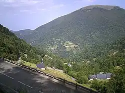 Vue sur des lacets vers le lieu-dit « Les Aguérades ».