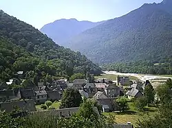Vue sur le village de Lez à côté de Saint-Béat.