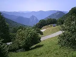 Plus bas une des épingles dans les deux derniers kilomètres de l’ascension. Au centre la Montagne de Rié (1&nbsp;130&nbsp;m) au-dessus de Saint-Béat.