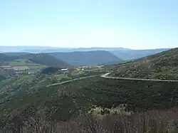 Vue sur Loubaresse depuis l’avant-dernier kilomètre de l’ascension.