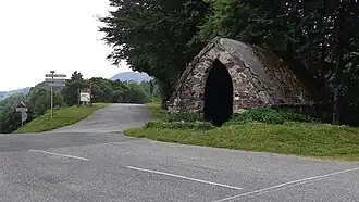 Col de Péguère : abri pastoral et début de la route des Crêtes conduisant au col de Portel.