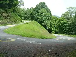 Ascension du col de Péguère par le «&nbsp;mur » en venant du col des Caugnous. La seconde et dernière épingle (1&nbsp;333&nbsp;ou 1&nbsp;334&nbsp;m) à 480&nbsp;m en contrebas du col.