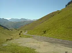 Vue en arrière sur la route des deux derniers kilomètres de l'ascension.
