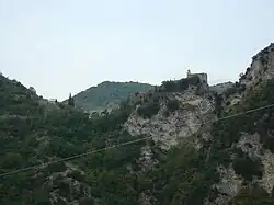Plus haut, la chapelle Notre-Dame de la Ménour.