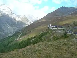 Des lacets et des pentes à 7 % avant d'arriver à la gare téléphérique du Signal.
