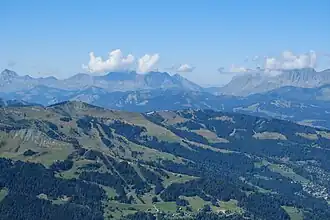 Vue depuis le mont Vorassay à l'est du mont d'Arbois (au centre) et du mont Joux (à gauche) avec en arrière-plan la chaîne des Aravis.