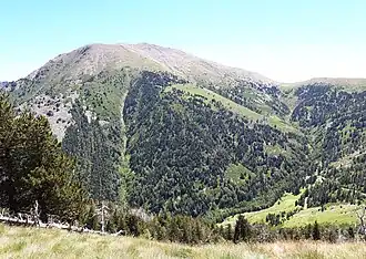 Col des Boucacers (à droite, à la tête de la vallée) et le pic des Sept Hommes