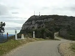 Le col du Bourricot (520&nbsp;m) et la vue sur le mont Bouquet.