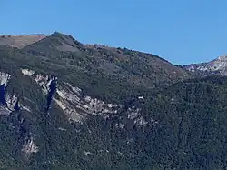 Col alpin boisé vu depuis la vallée.