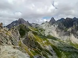Le col du Grand Fond entre la pointe de Presset (à gauche) et l'aiguille de la Nova (à droite) depuis le Passeur de la Mintaz au sud-ouest.
