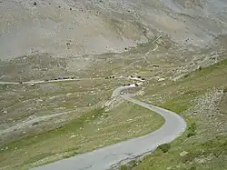 Plus bas la dernière épingle (2&nbsp;171&nbsp;m) de l’ascension à 2,65&nbsp;km du col.