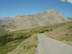 À l’ouest le sommet du Grand Aréa (2&nbsp;869&nbsp;m) vu dans les derniers kilomètres de l’ascension.