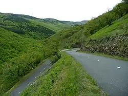 Un lacet, à 881&nbsp;m d'altitude entre les hameaux de Palhères et Les Costeilades, sur la route du col du Pré de la Dame.