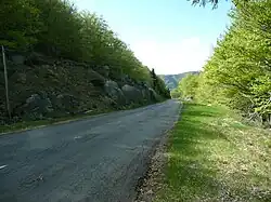 Vue en arrière sur l’ascension en forêt et les rochers granitiques dans les derniers kilométres.