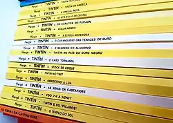 Pile de bande dessinées dont la tranche est de couverture jaune pour la plupart.