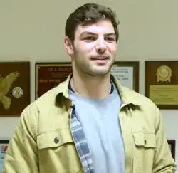 Description de l'image Cole Kmet visits KMC, hosts youth football camp (A-Roll).png.