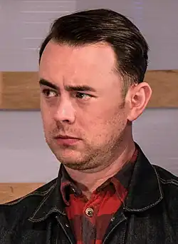 Colin Hanks interprète Bob Broberg.