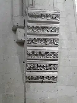 Photographie en couleurs d'un chapiteau à plusieurs rangs de feuillages.