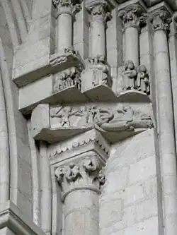 Photographie en couleurs d'un chapiteau à décor composite : végétaux et animaux fantastiques.