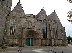 La nef et le portail roman.