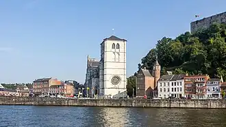 La ville de Huy avec la collégiale Notre-Dame  (province de Liège).