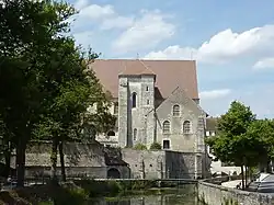 Façade sud, bordée par l'Eure, devant l'ancien port de Chartres.