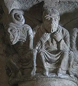 Chapiteau de la nef : des personnages ont été placés au premier rang sous les feuillages