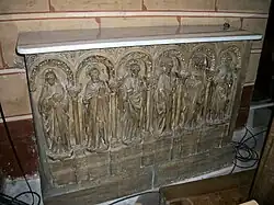 Côté droit du chœur. Autel latéral en bois