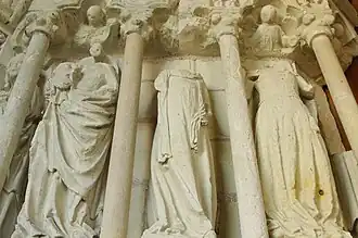 Photographie en couleurs de statues en ronde-bosse décapitées.