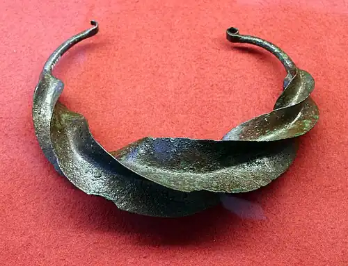 Collier en bronze (torque), de l'île de Giglio, région de Campese, Xe-IXe siècle.