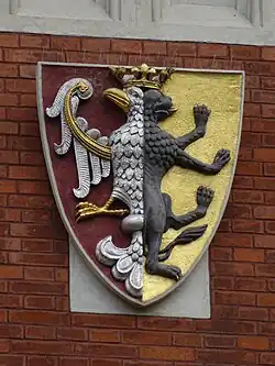 Les armoiries de Casimir III le Grand (demi-écu avec les armoiries du duché de Brześć-Kujawy et un aigle) sur la façade.