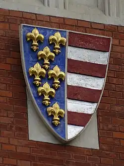 Les armoiries de la reine Hedwige (de la maison d’Anjou) sur la façade.