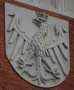 Les armoiries de la Pologne dans le style de l’aigle jagellon.