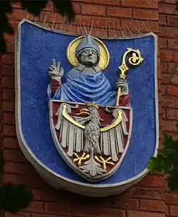Armoiries traditionnelles de l’Université Jagellonne sur la façade.