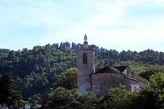 Vue de l'édifice depuis la Nationale.