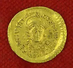 Vue d'une monnaie antique en or portant la mention IUSTINIANUS.