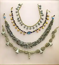 Colliers. Basse époque. Terre cuite émaillée