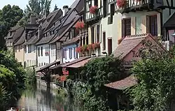 Maisons à colombages au bord d'une rivière.