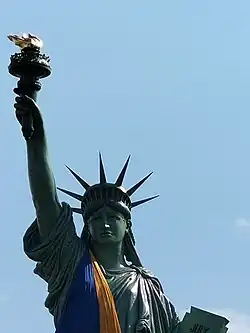 Statue de la liberté de Colmar décorée aux couleurs de l'Ukraine